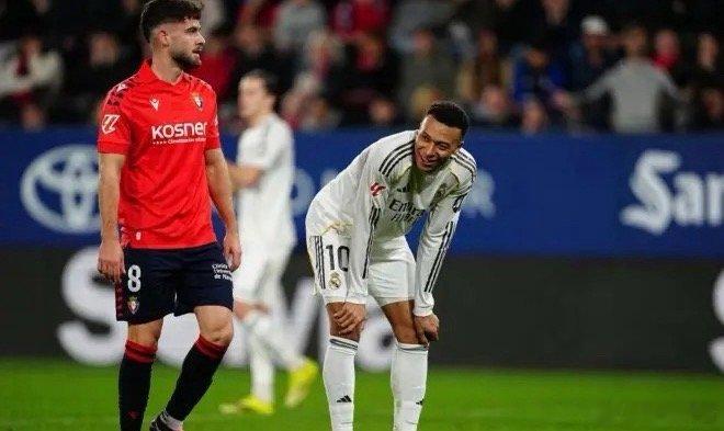 据《马卡报》的消息，皇马前锋姆巴佩右膝伤势已持续两个半月，上周末带伤出战奥萨苏纳