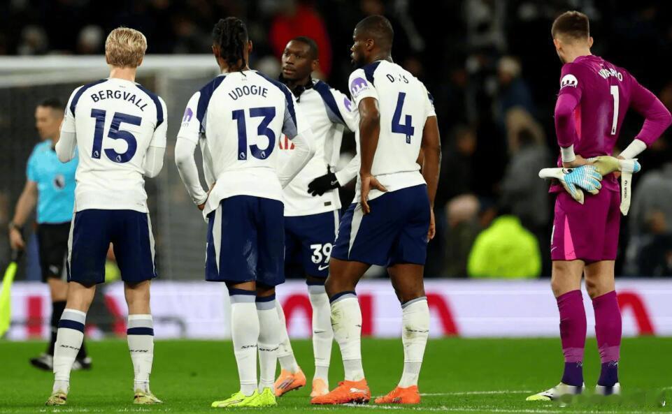 据英格兰媒体《每日电讯报》消息，热刺球员在队内召开的一次会议中，针对与球迷之间存