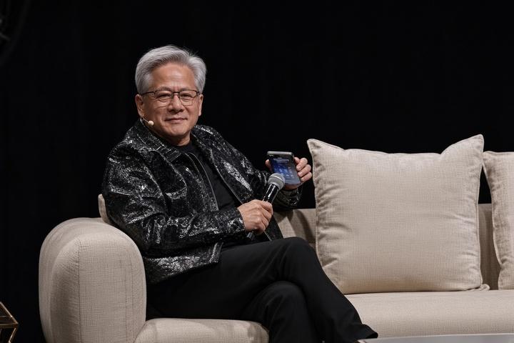 川普突袭致电黄仁勋当众喊「机器人不会接管世界」　痛批AI恐惧是骗局

近期国际间