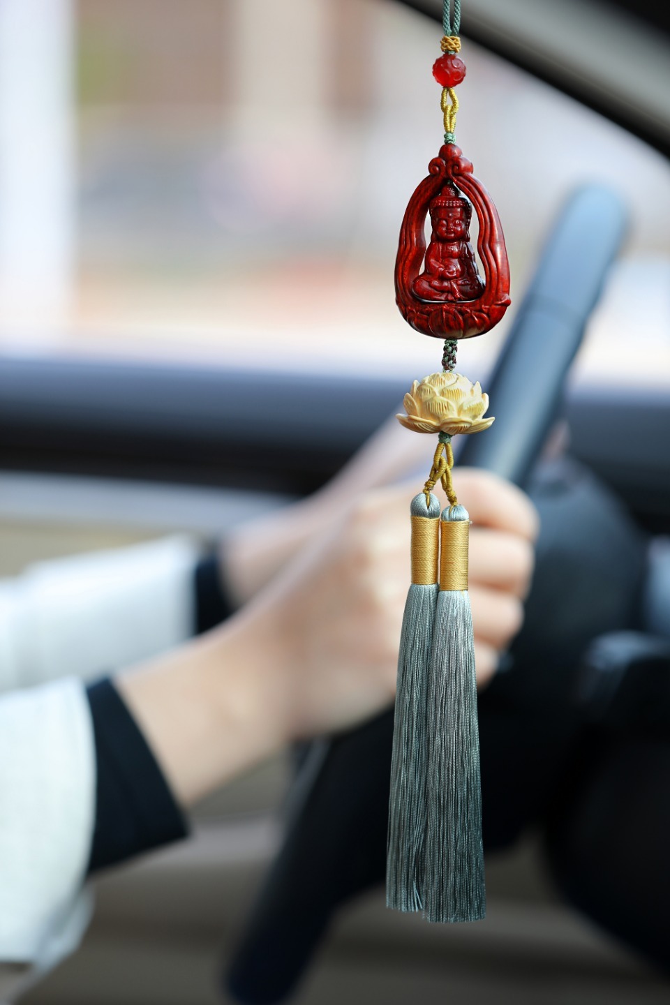 小叶紫檀丨莲开佛现·车挂一念缘起，一念花开。莲开佛现，寓万事顺利，保一路平安。材