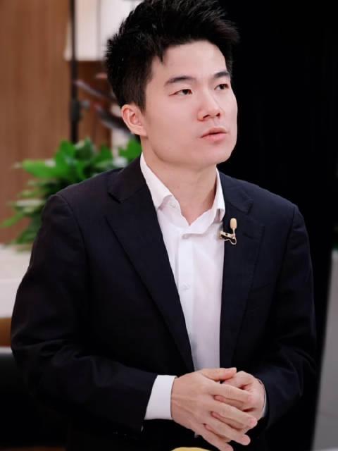 董宇辉为啥不走啊，不是有大平台挖他吗？

不少网友支持董宇辉跳槽或者自主创业，吐