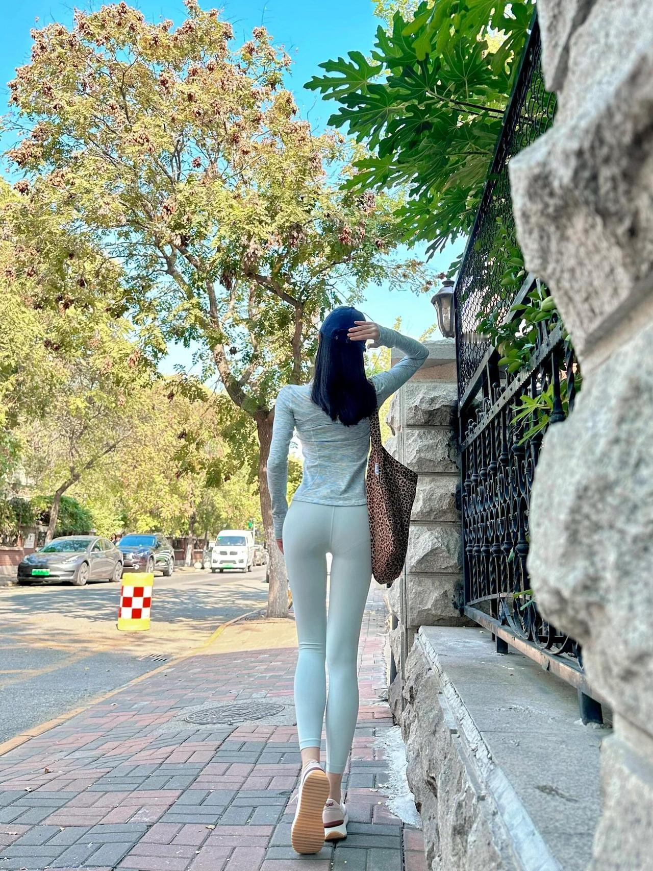 灰色健身服套装干净又好看 纯纯背影杀手了～🥷 更好的自己 Ootd 健身穿搭 