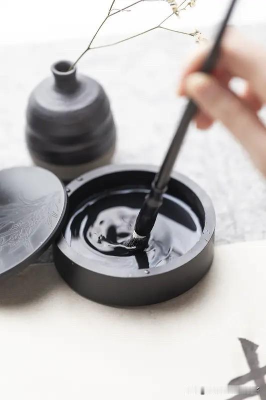 书法真是一门超有魅力的艺术。就像早月的书法，字字秀雅，笔画温润，看着就让人赏心悦