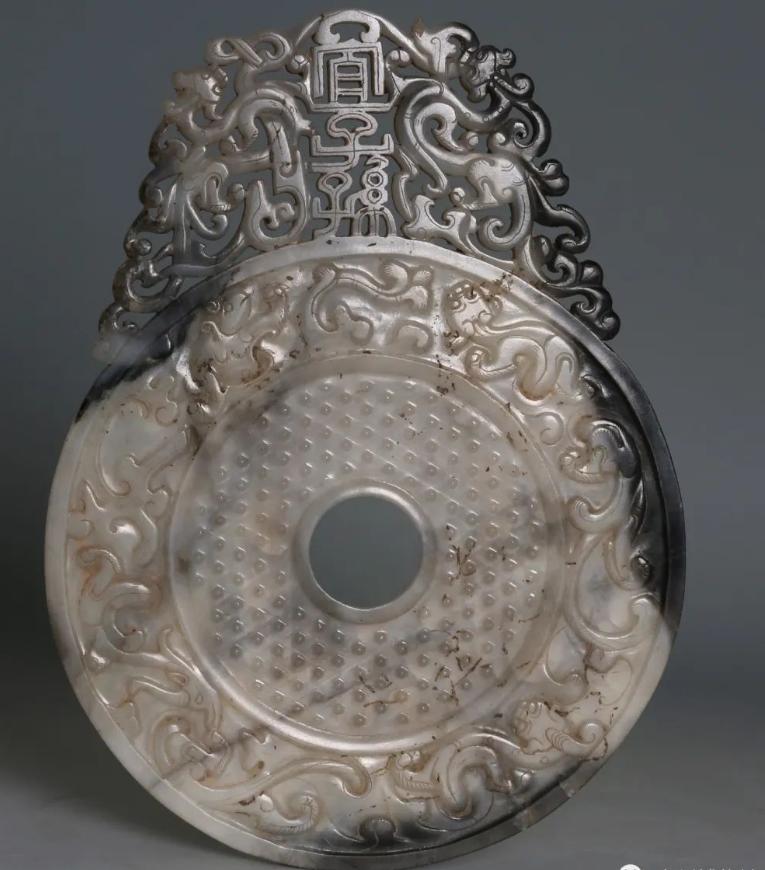 齐鲁藏珍：东汉“宜子孙”玉璧 通高20.8、直径15.5厘米。1982 年青州市