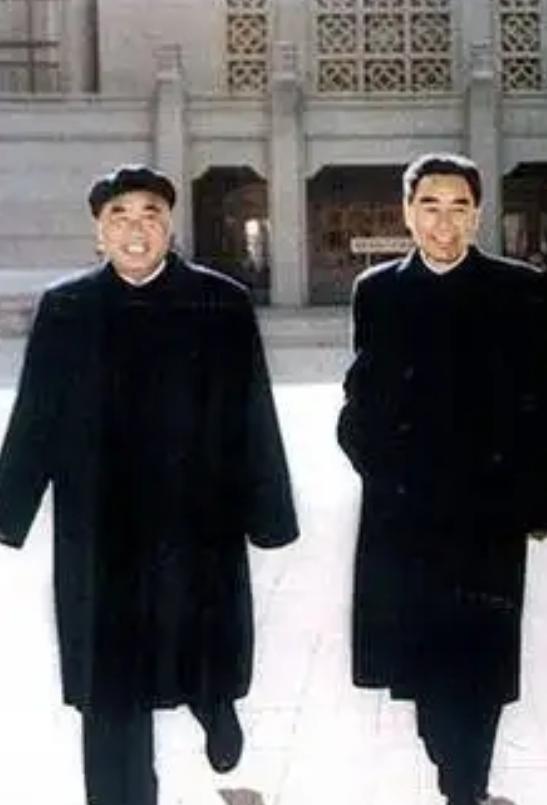 1976年1月15日，北京的风裹着雪籽打在窗上。

90岁的朱德元帅站在穿衣镜前