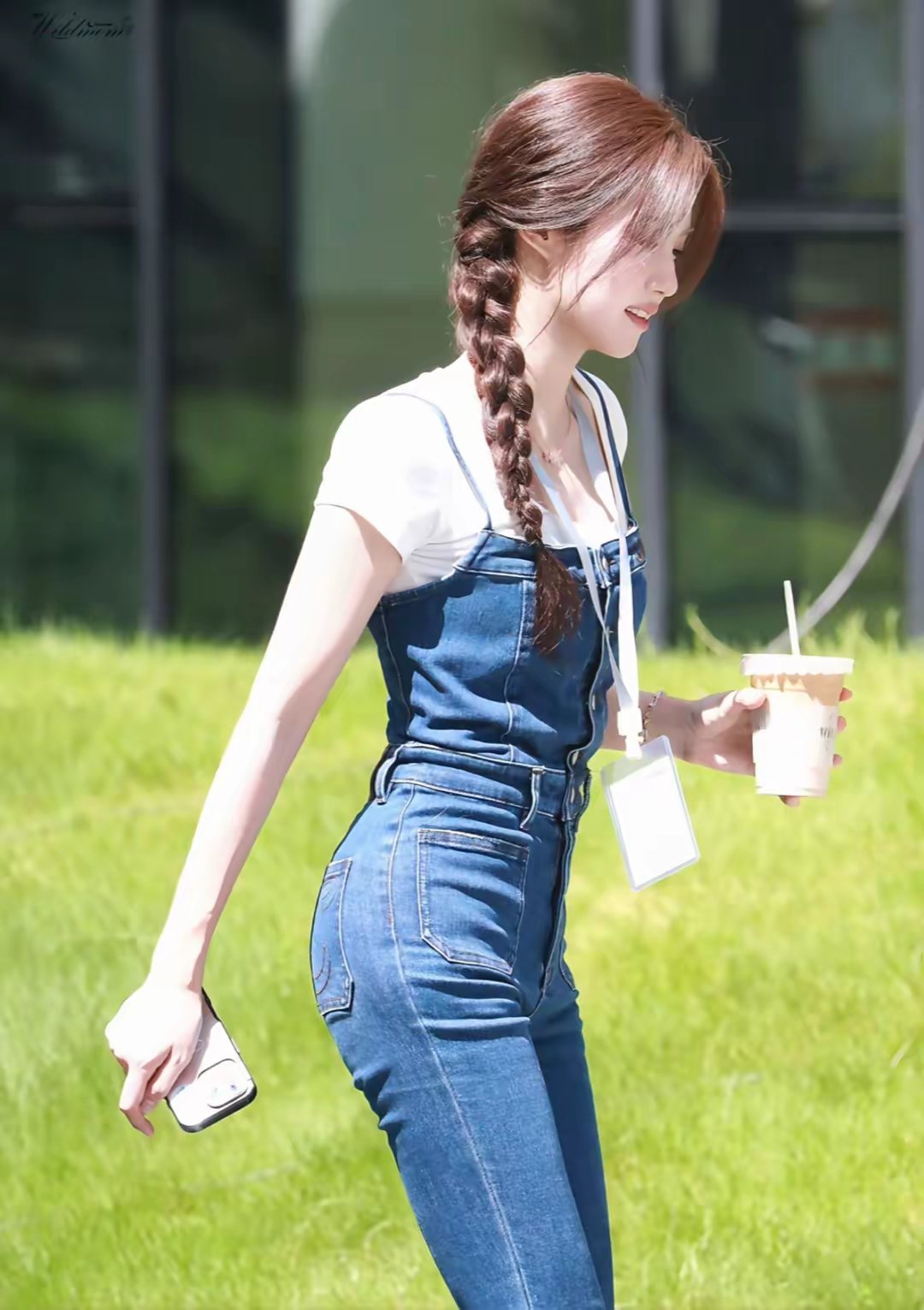 卢昱晓这惊人的腰臀比，牛仔裤简直就是她的舒适区 