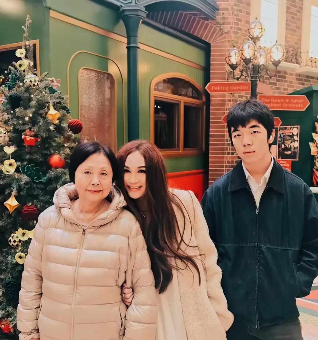 养子竟像丈夫？温碧霞沉默十年首次开口
 
一张全家福，鼻子一模一样，网友炸了：代