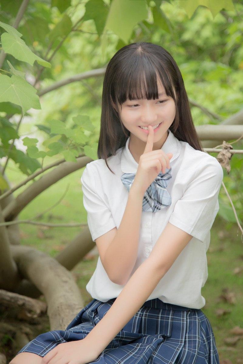 青春校园风微笑少女享受美好时光🌿😊青春校园 美少女 少女感微笑女孩 美少女的