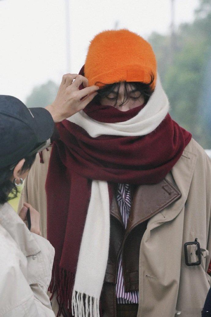 wow围巾上专门绣了田栩宁名字的缩写，是要合作了吗？静候好消息田栩宁Fendi合