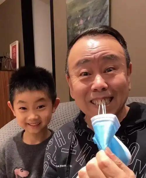 外孙的身高成了潘长江的心事！潘长江身高1米58，为了不让外孙吃身高的亏，当年女儿
