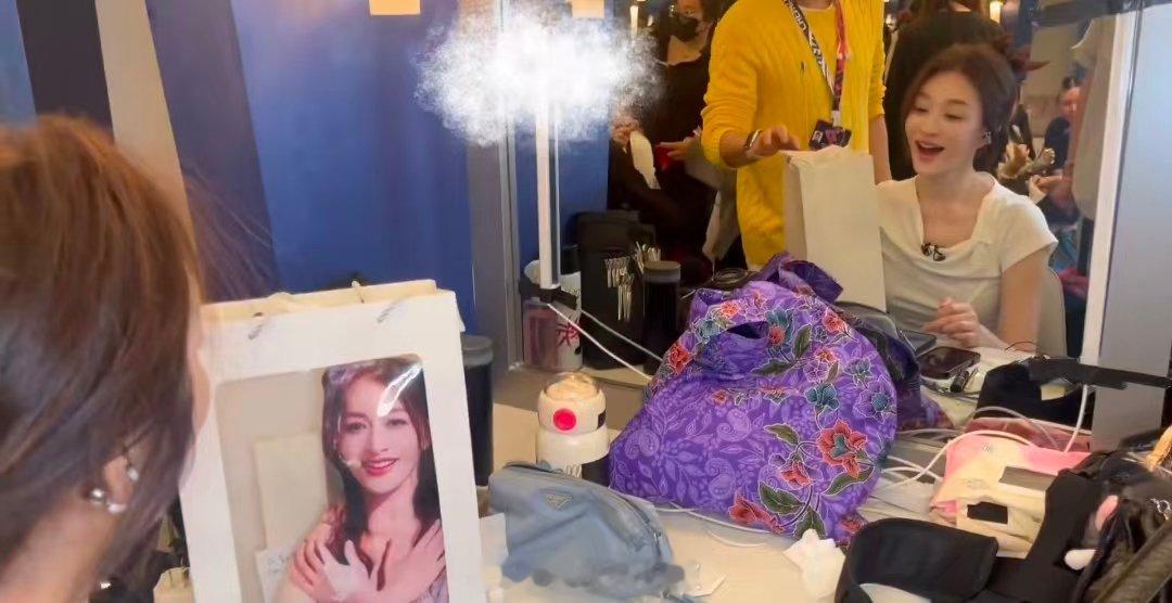 李小冉收到粉丝送的人偶老鼠干乘风2026暖心名场面！李小冉收到粉丝定制人偶老鼠干