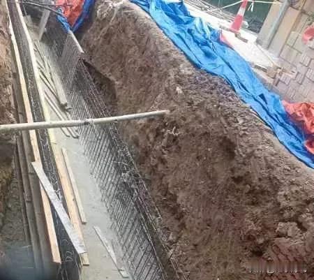 现在说的工程不多了，主要是指房地产市场不行了。别的基建现在还是在大力推进中。
今