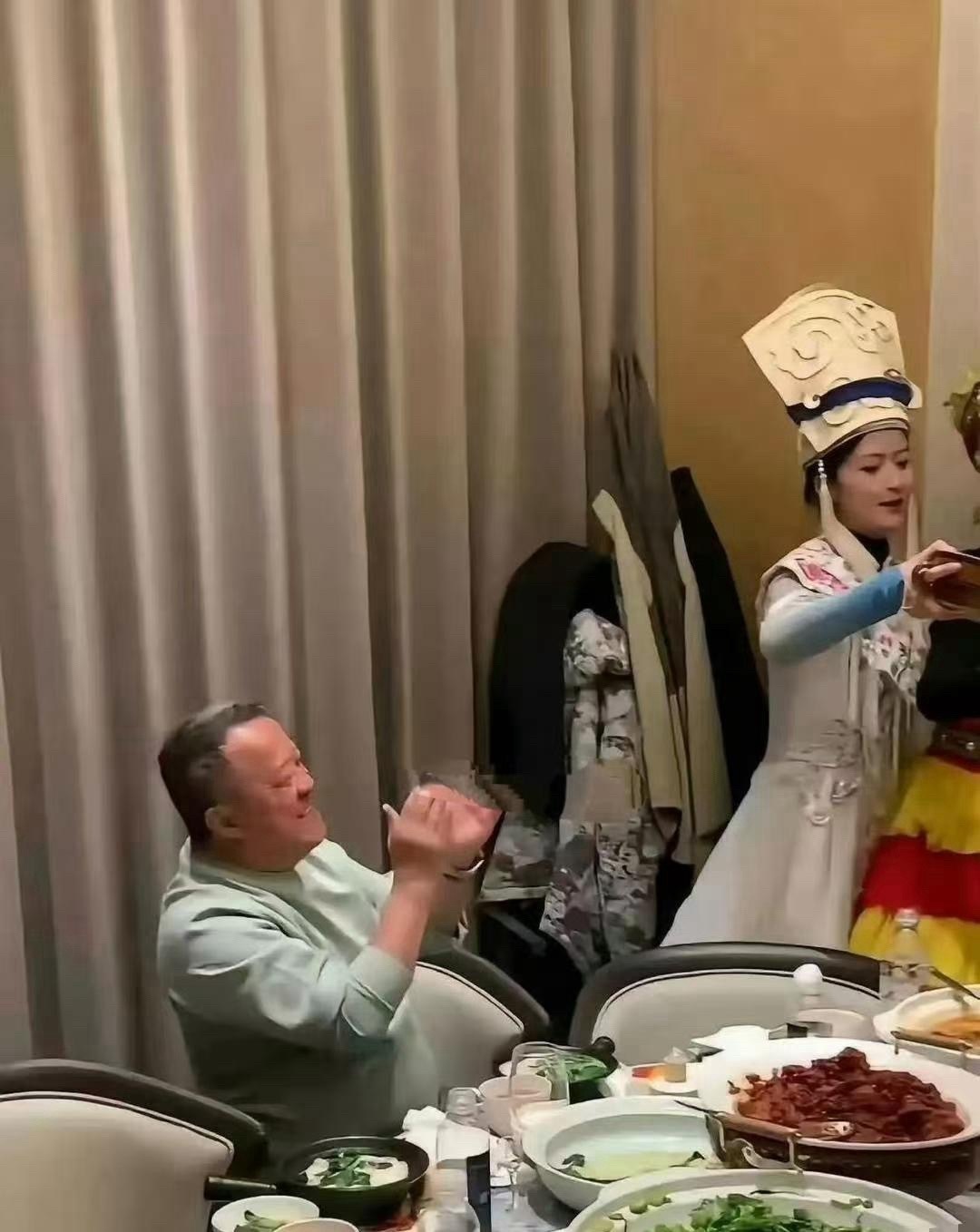 原来有钱人吃饭是这个样子的啊！ 