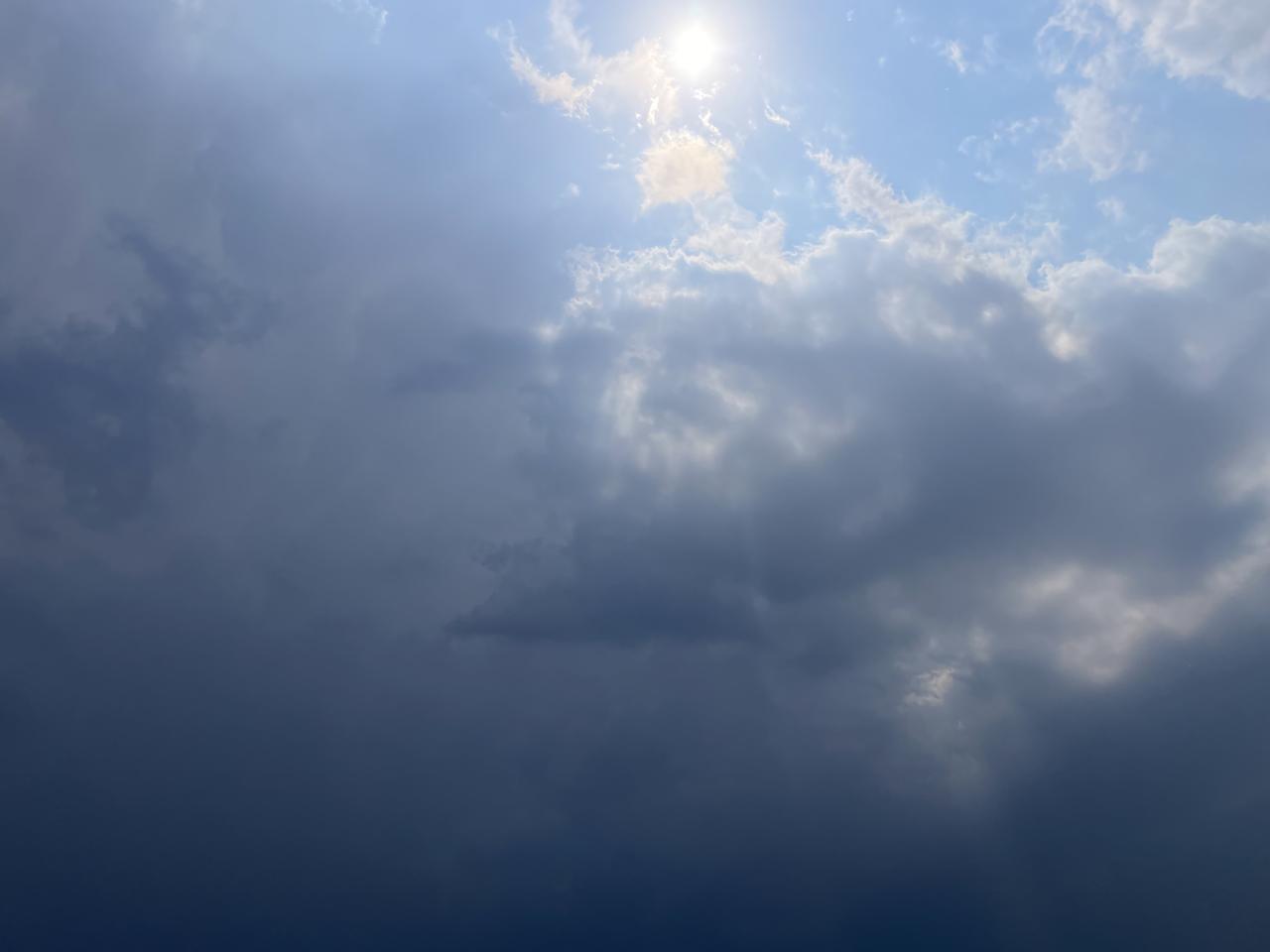 太阳雨[笑哭]南边西黑压压一片，头顶阳光高照，还下雨[笑哭]