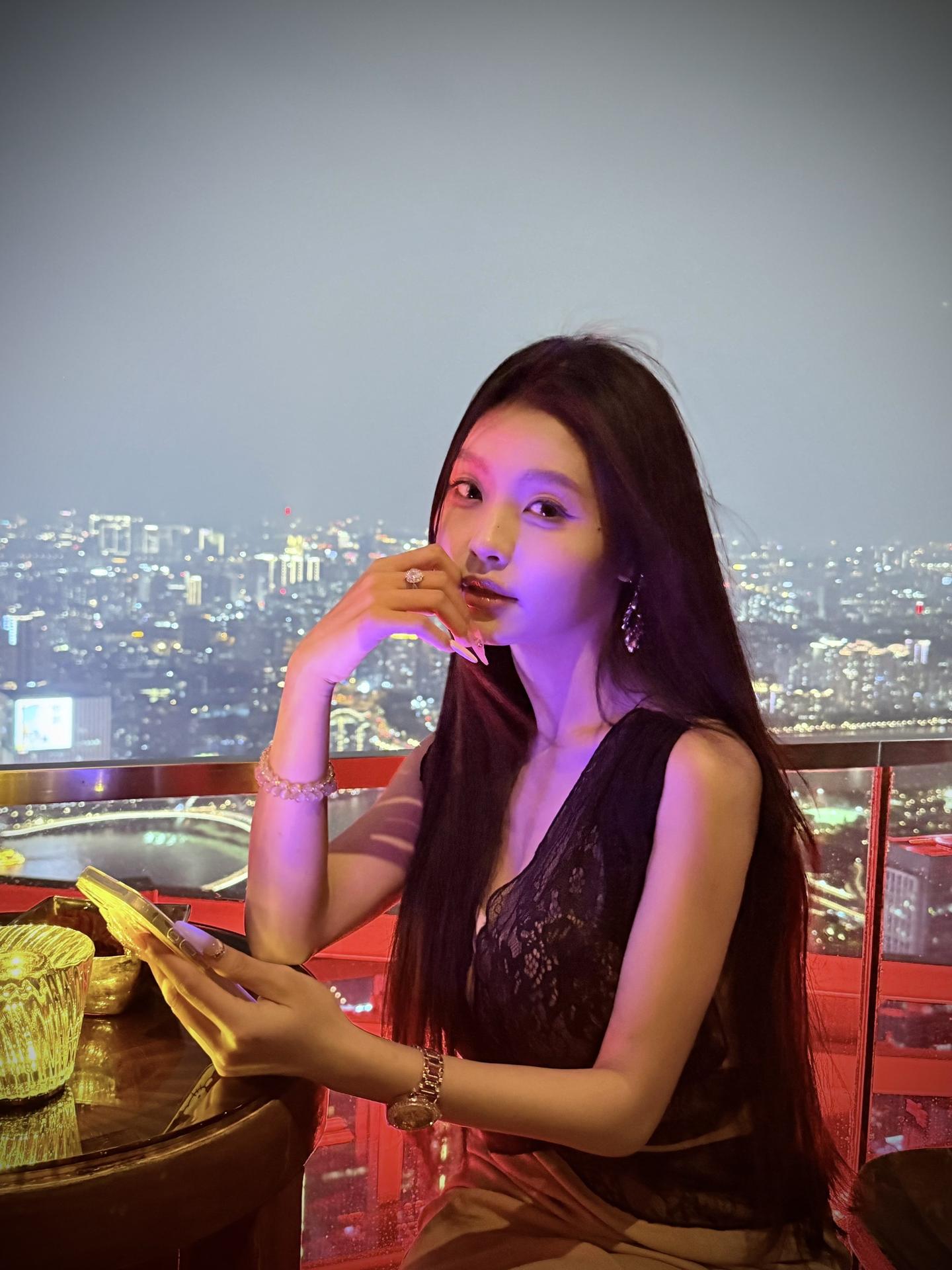 小时候觉得大人之间一笑泯恩仇实在虚伪，我一定不会轻易原谅。长大后才发现...