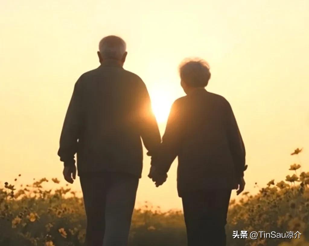 “问世间情是何物，直教人生死相许？”11月1日，安徽一名52岁的老先生因突发疾病