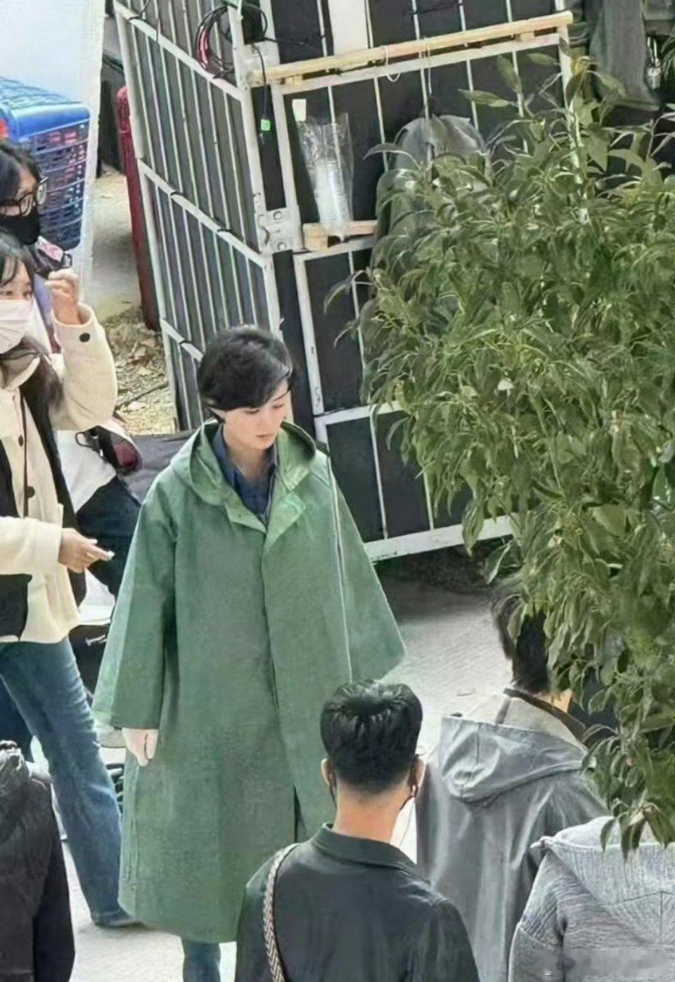 赵丽颖雨衣路透 优雅不减  为你的每一步加冕👸 李镇长回去继续造城啦！！💞 
