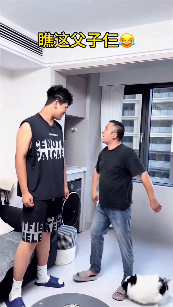 瞧这父子仨，168的爸爸，两米的儿子，这老爸你不行。