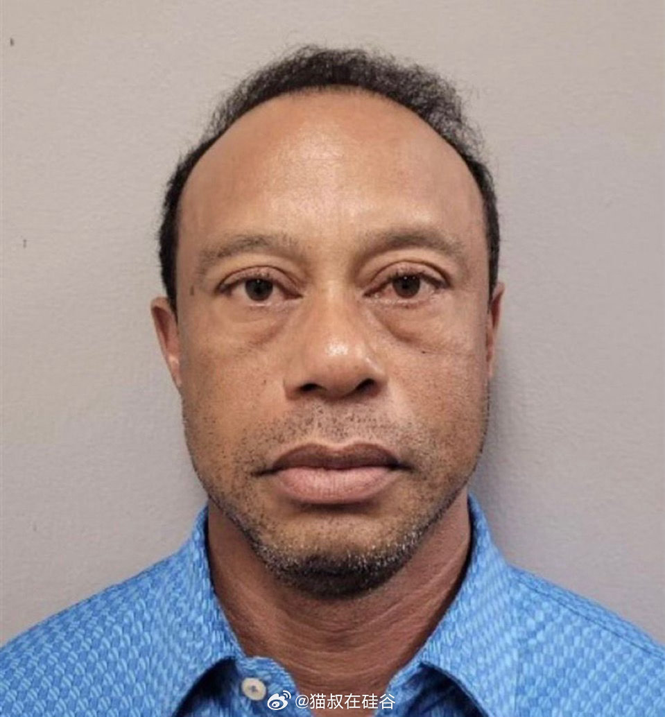 老虎伍兹再度被控酒驾被捕当地时间3月27日周五下午，高尔夫传奇泰格·伍兹在佛罗里