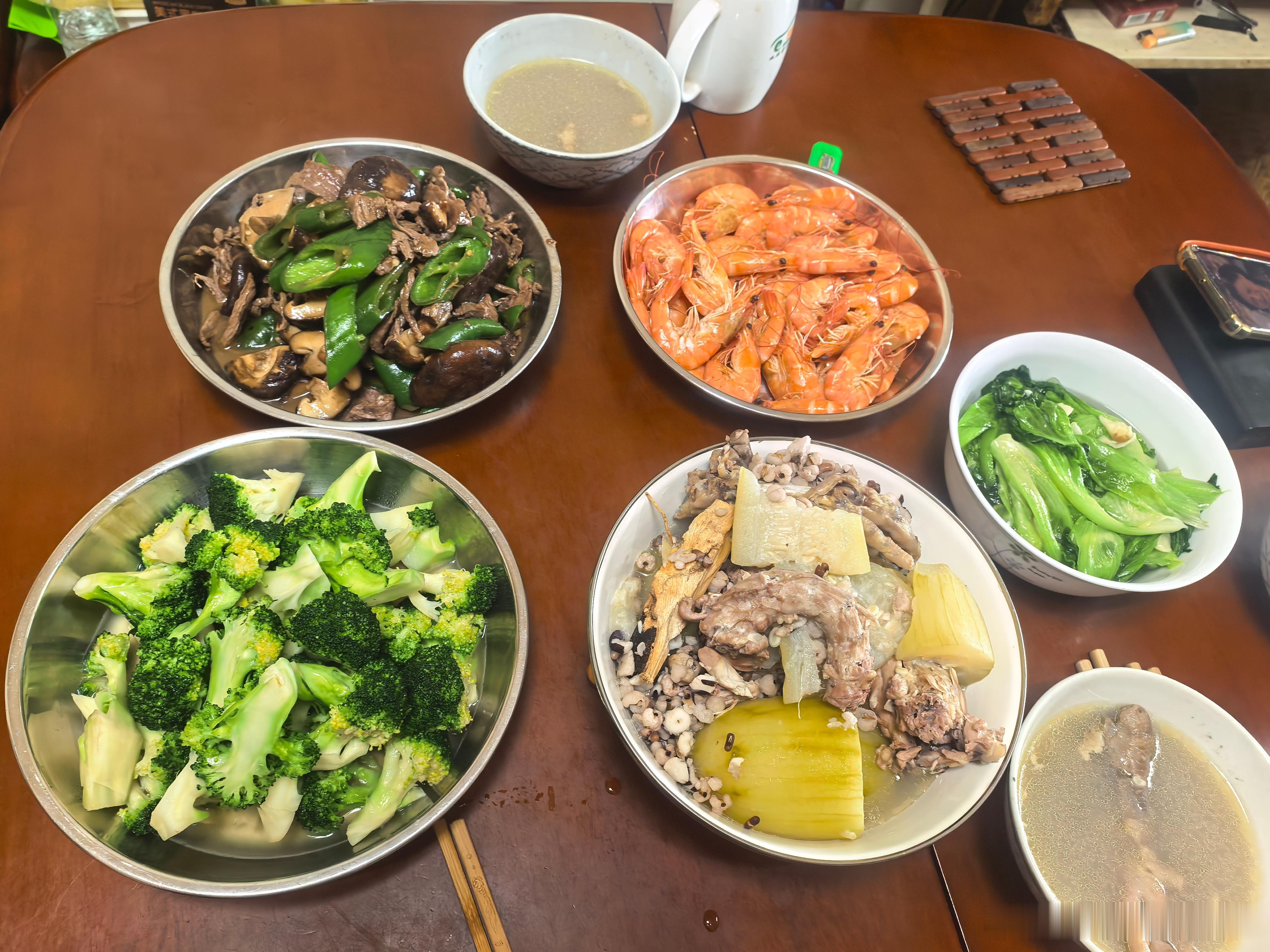 今日休息在家煮四菜一汤，好耐无入厨房了，牛肉还是炒到硬
