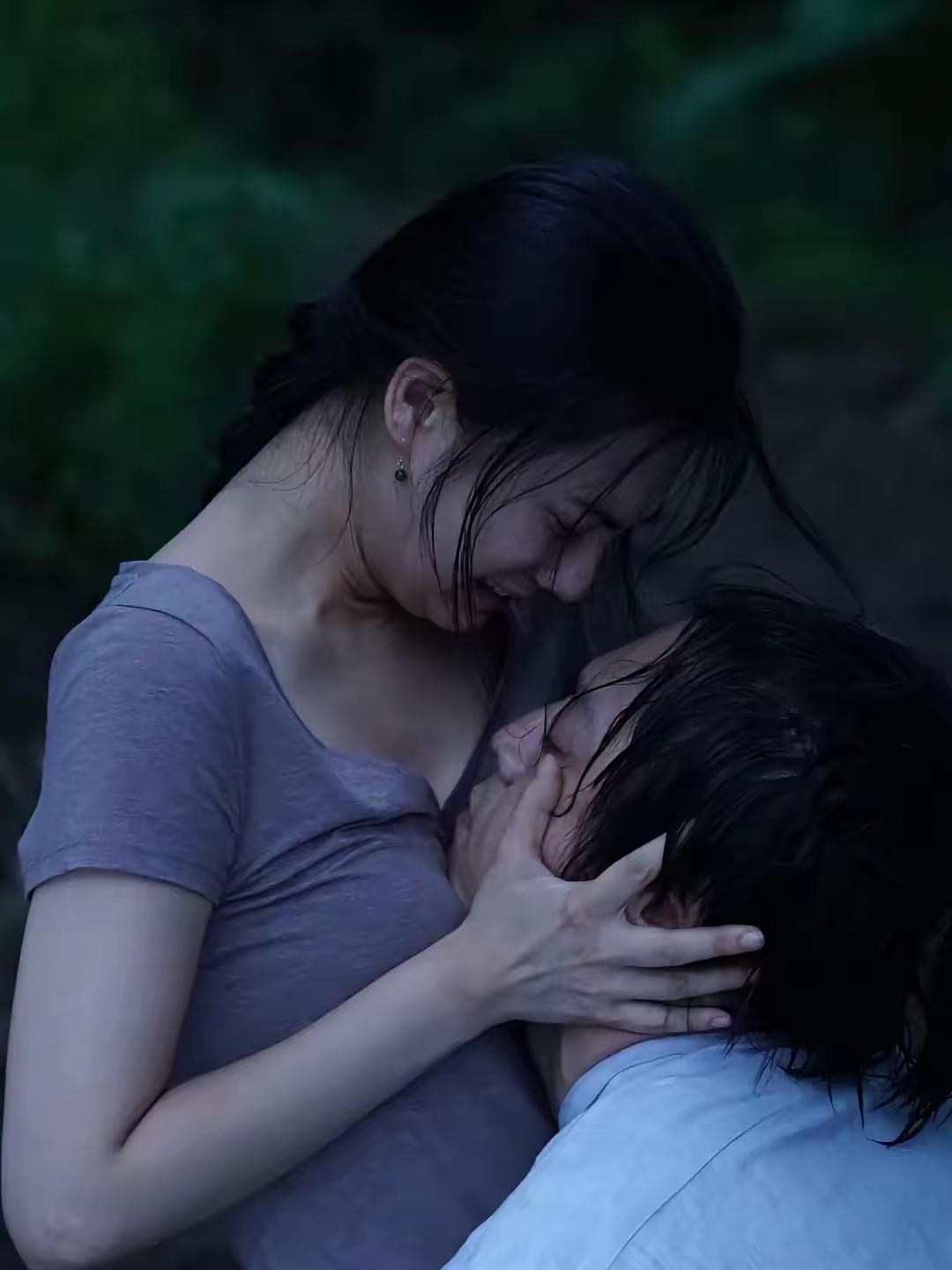 不行了，透不过气了，这个男演员要缺氧了！在拍这个戏之前，男演员肯定要好好练习一下