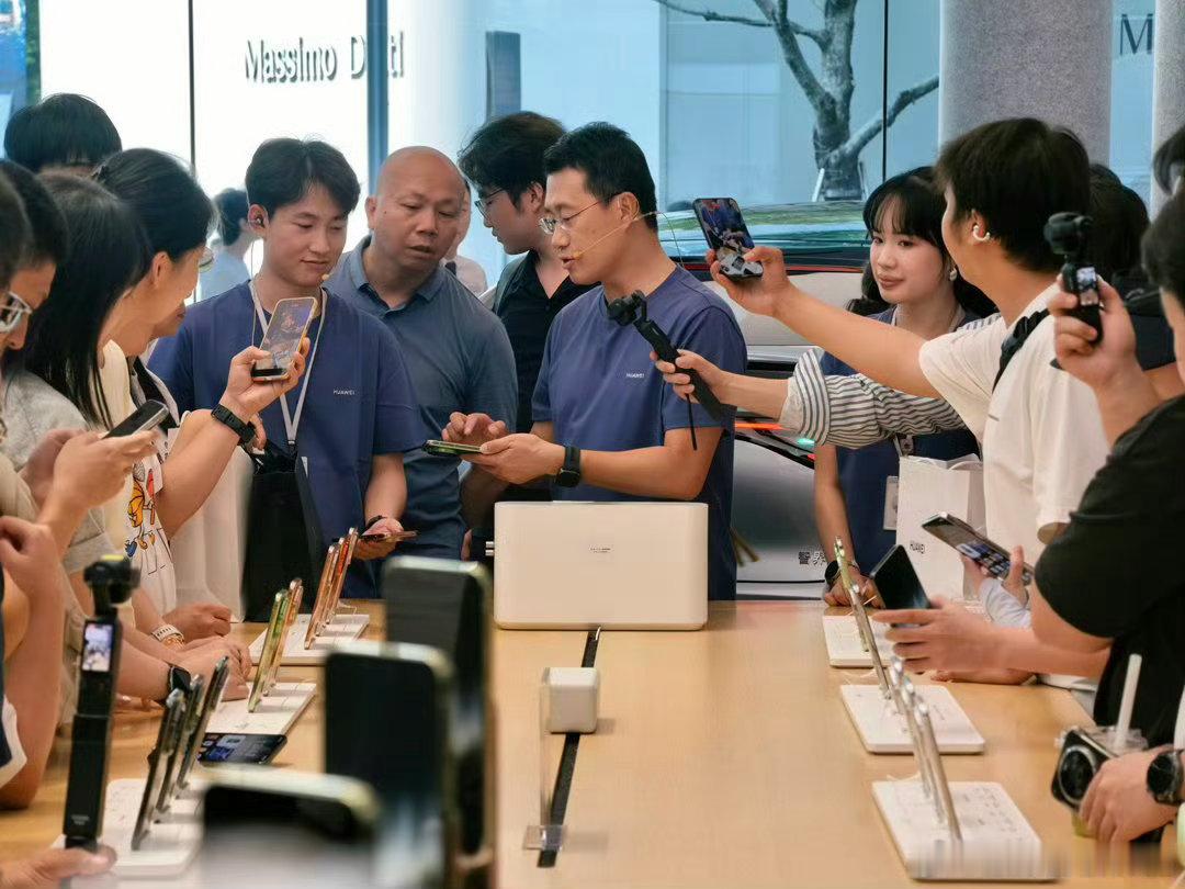 华为门店回应Mate90系列销量国庆偶遇华为何刚演示Mate90新机太喜欢这种没