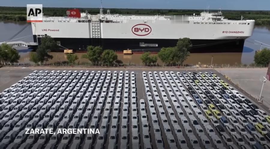 阿根廷迎来首批中国电动汽车近日，比亚迪汽车运输船“常州号”在阿根廷东部港口卸货，