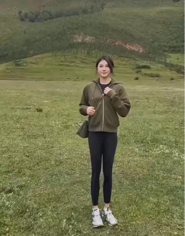 哇塞，我突然发现，吴艳妮的身材好苗条哟。