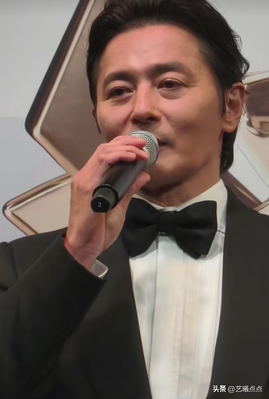 张东健54岁了，老了吗？
他可是韩流鼻祖，年轻时候，凭借《天桥风云》（图三）红遍