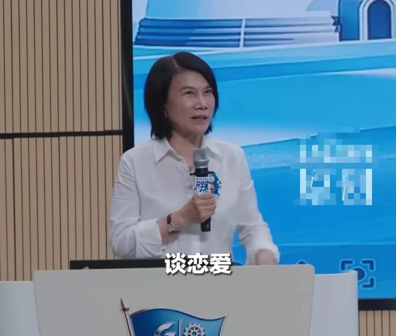董明珠在格力技校的一席话，直接引爆全网讨论！
 
她当着学生讲：学校不允许谈恋爱