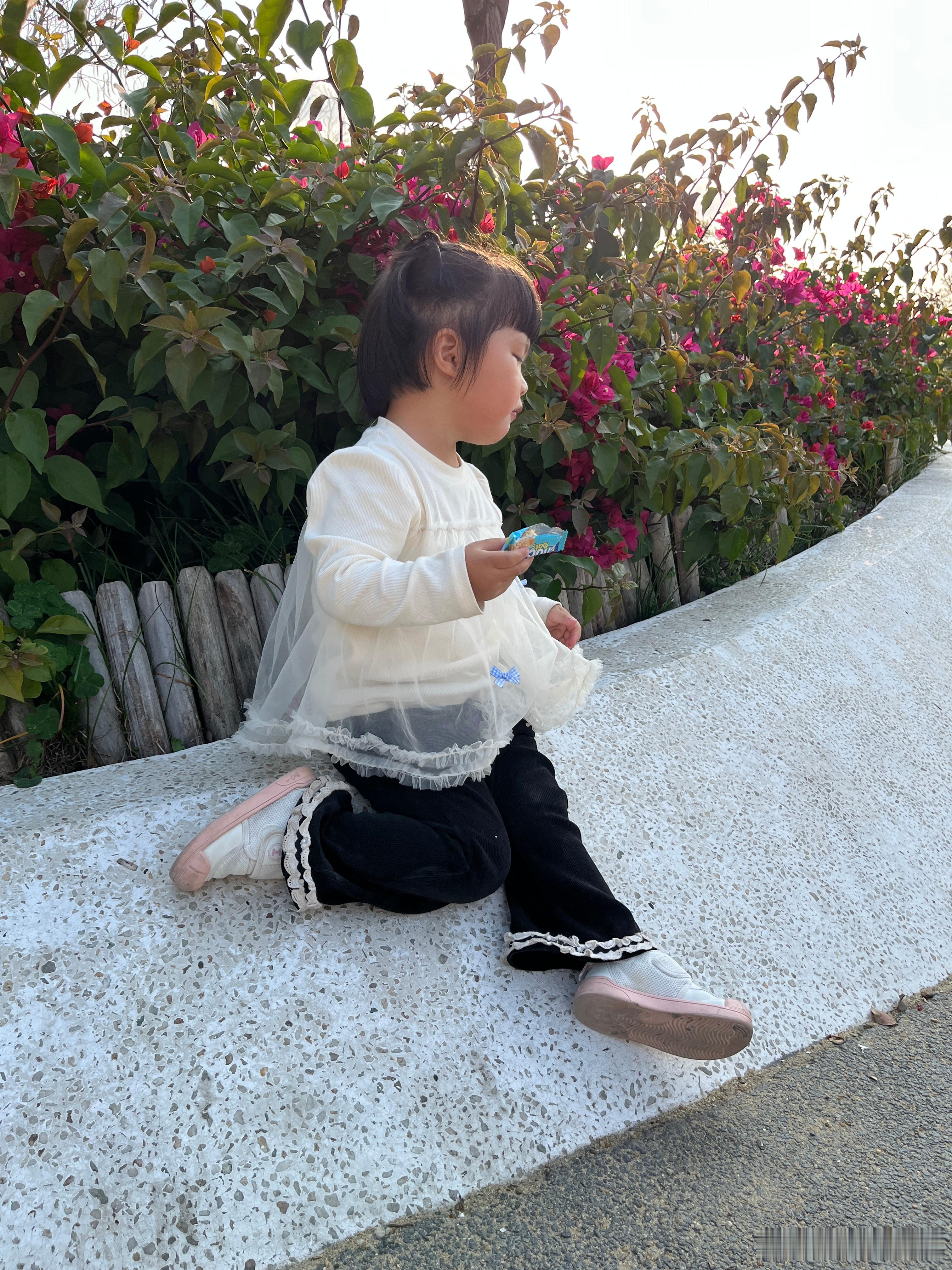 给柠宝带了零食，好开心。曝胡歌初恋女友不是薛佳凝那是谁？ 