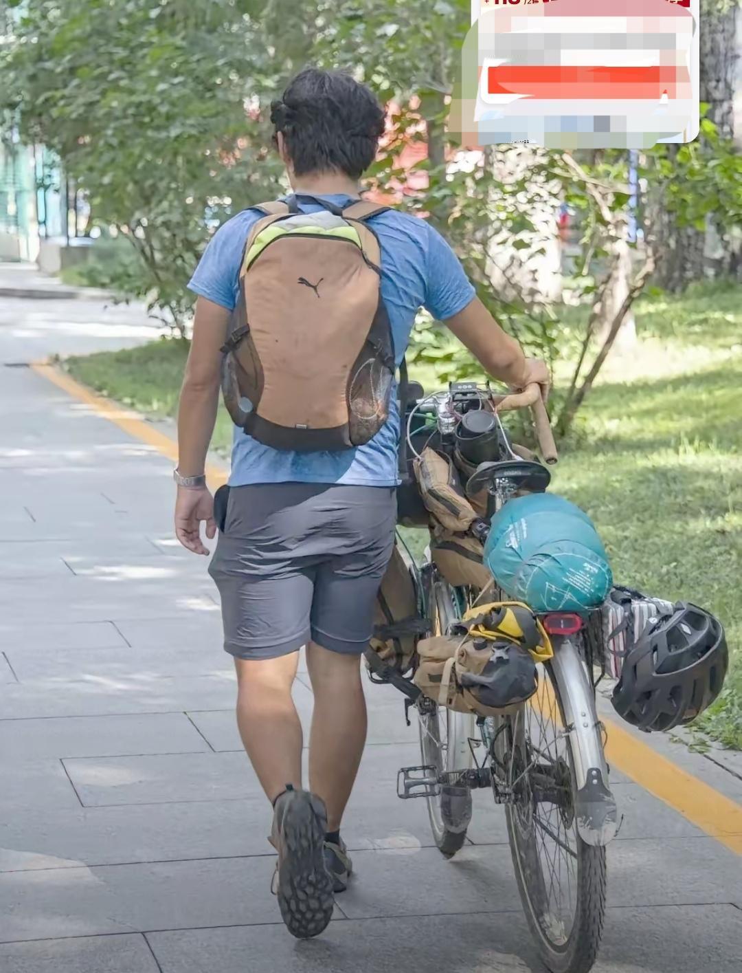 “北京外国语大学”，特殊的“大一报到新生。
      图中的年轻人，血气方刚，