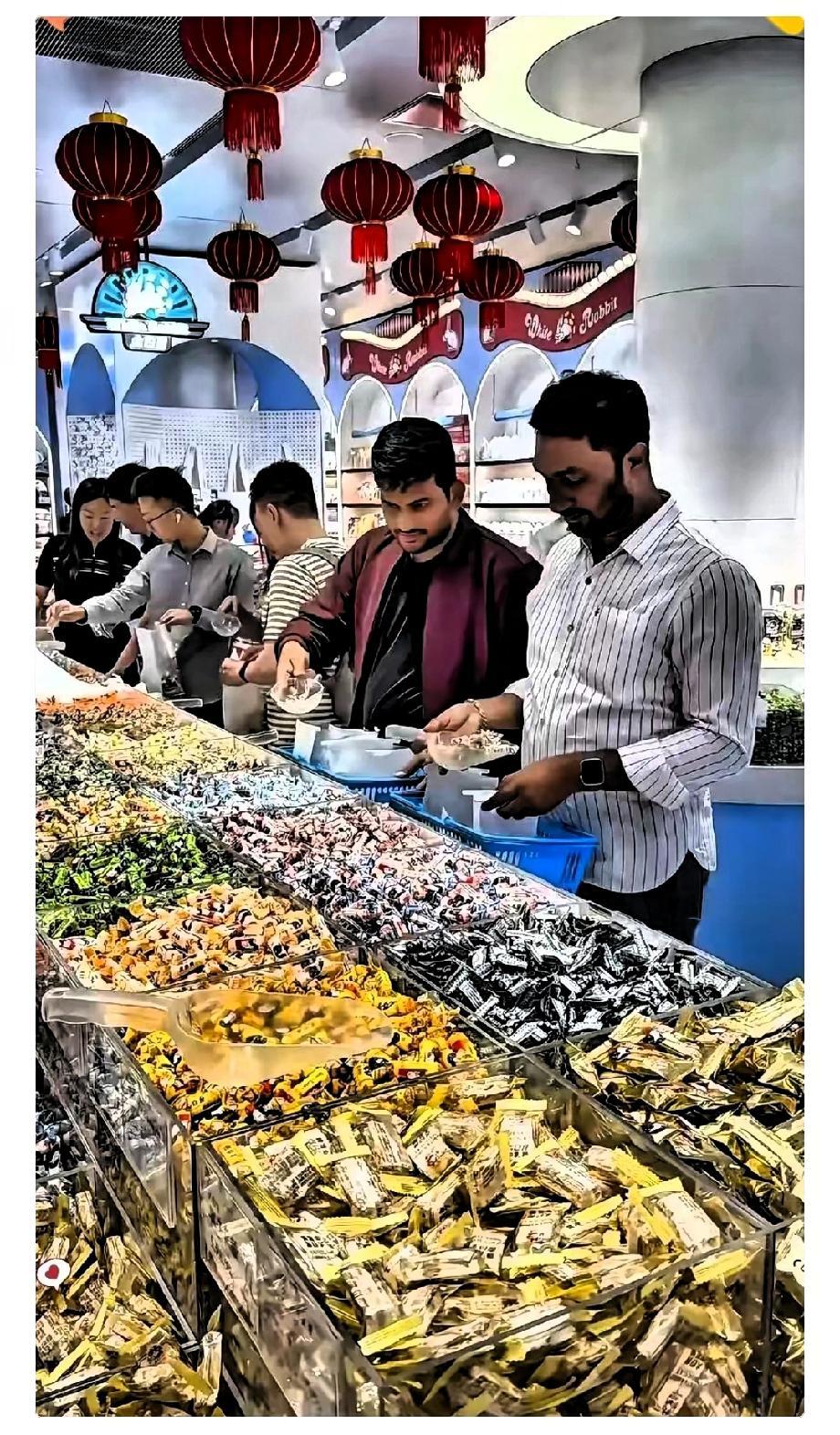 深圳南山超市这事儿，看完我直接皱紧眉头！

三名印度人在超市购物，拿了四袋大米，