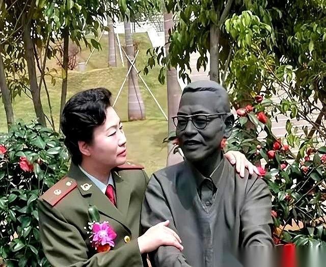 1997年的厦门大学校园，一张老照片定格了一个让人眼眶发热的瞬间。画面里，陈景润