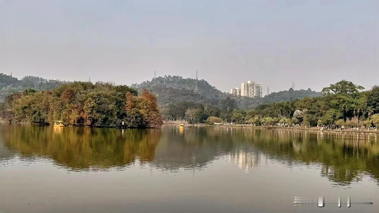 湖波静谧，树影幽深，城郭邈远。
一扁舟，一孤影，一闲人。 
湖畔风景照 湖畔半日