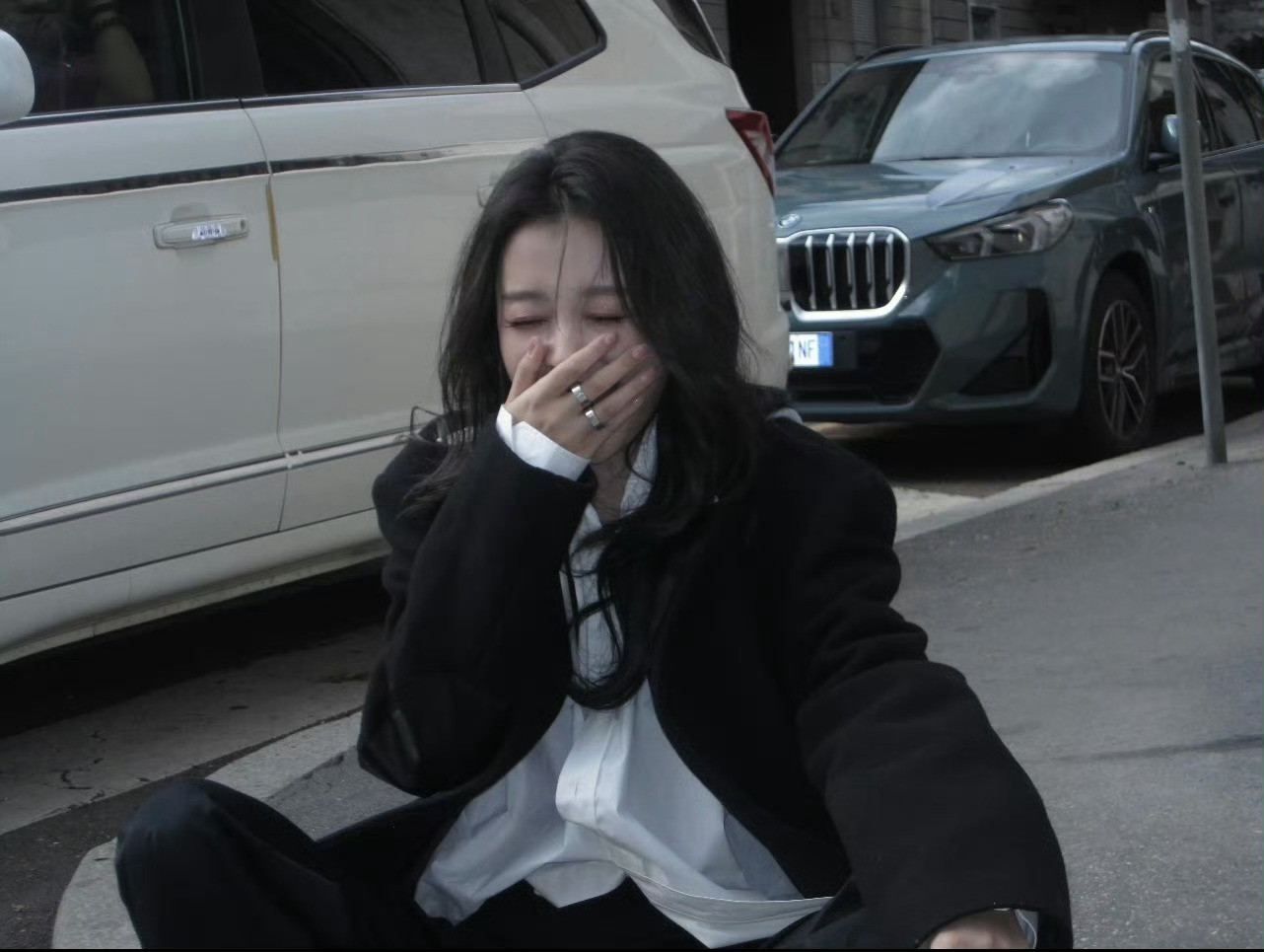 孙怡捂鼻子下班我闻到二手烟就孙怡这样并且经过抽烟的人身边还会yue一声😷0个人