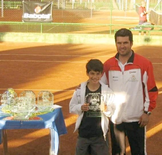 阿卡年少成名离不开一个开明的老爸。
阿卡爸爸和团队从不把胜利当作唯一目标，而是一