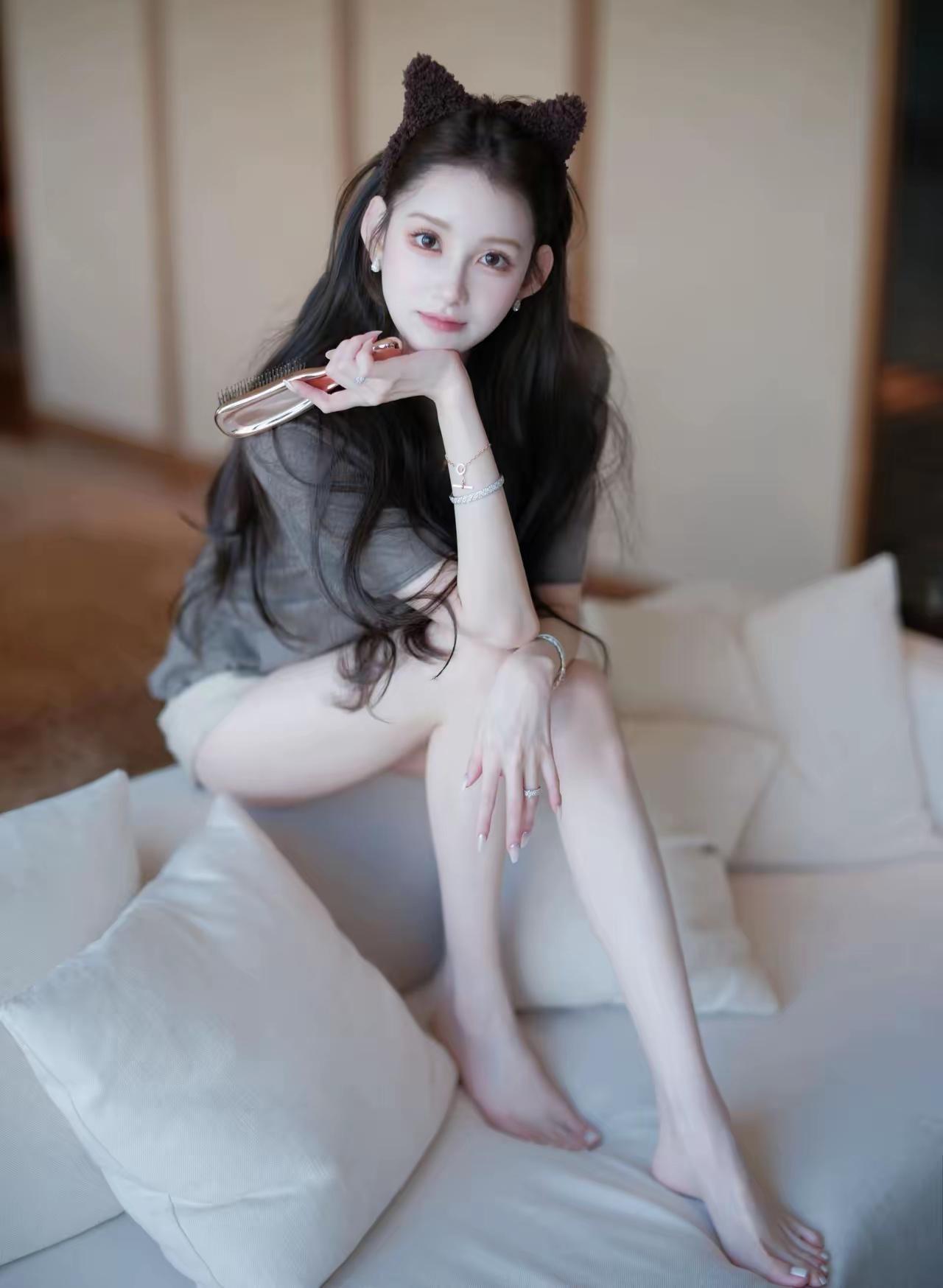 慵懒猫耳少女，舒适居家时光🐱💤一个爱你的人会舍得不联系你吗 浅绿色裙子搭什么