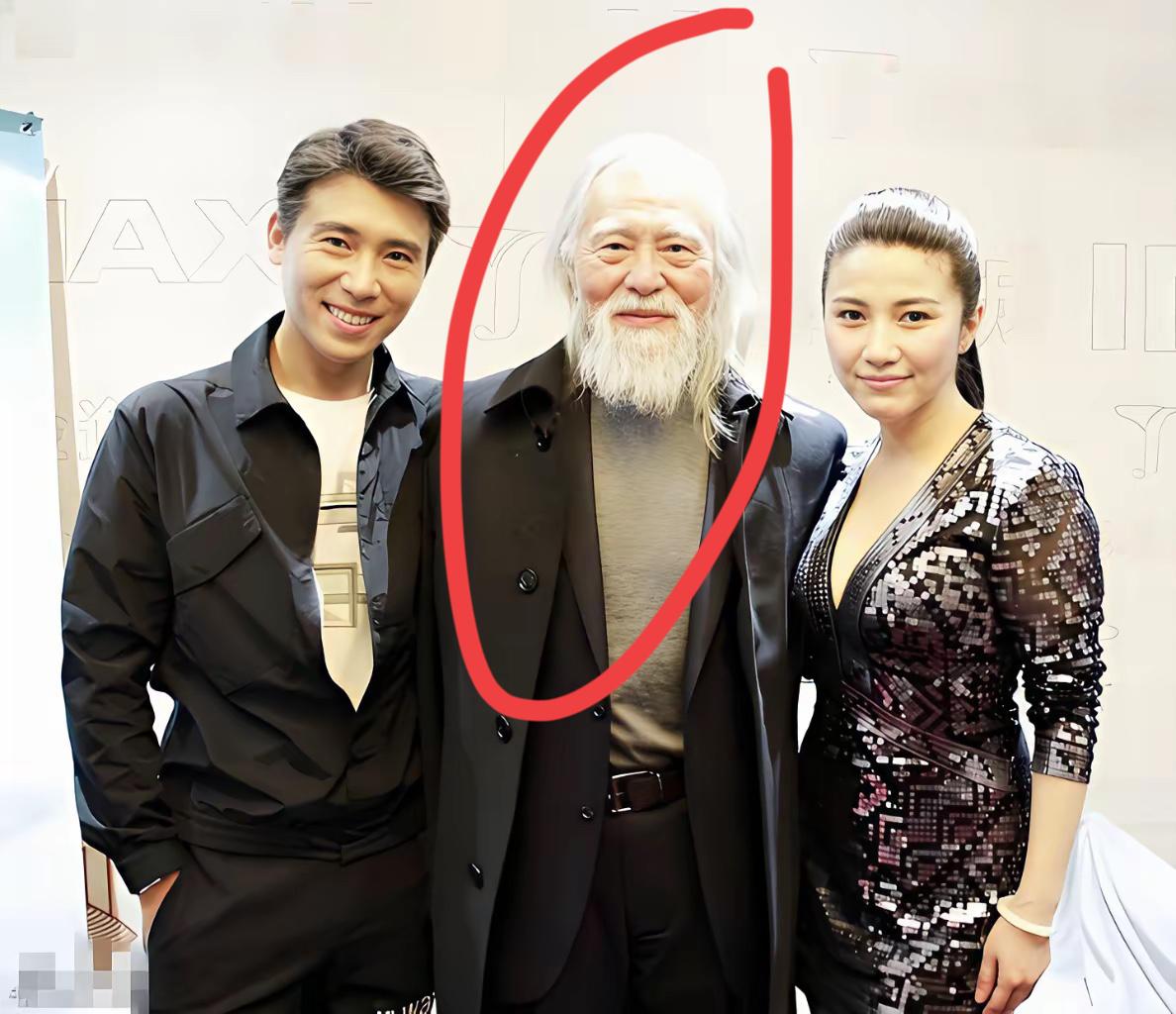 这位老爷子是谁？这个年纪还是这么有气质