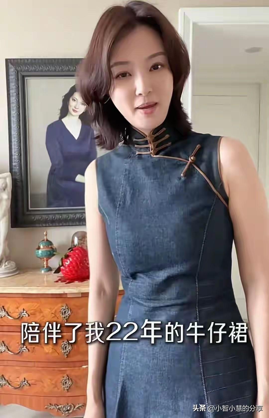 一点也看不出她是马上要50岁的女主持人，早些年的裙子拿出来了还能再穿，身材保养的