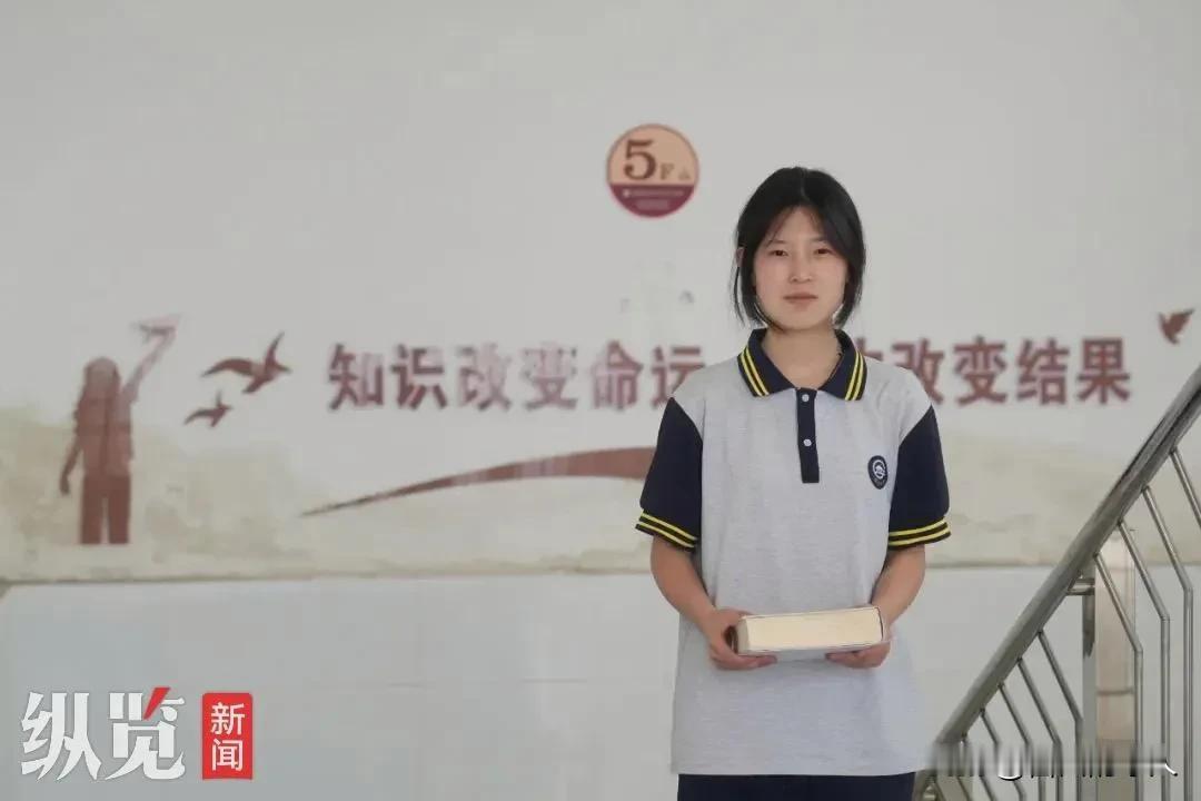 姜萍和她的老师一同参加的阿里全球数学大赛，姜萍考了第12名，老师获得125名，这