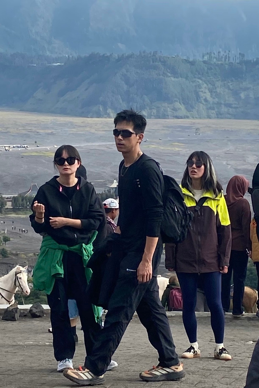 网友印尼偶遇李现印尼爬火山偶遇李现 哇塞哇塞李现 ​​​