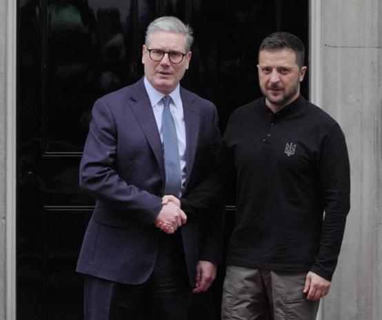 英国这回下血本，砸钱又出力气，跟乌克兰伦敦谈崩不了，每年掏3亿英镑撑腰，全方位绑