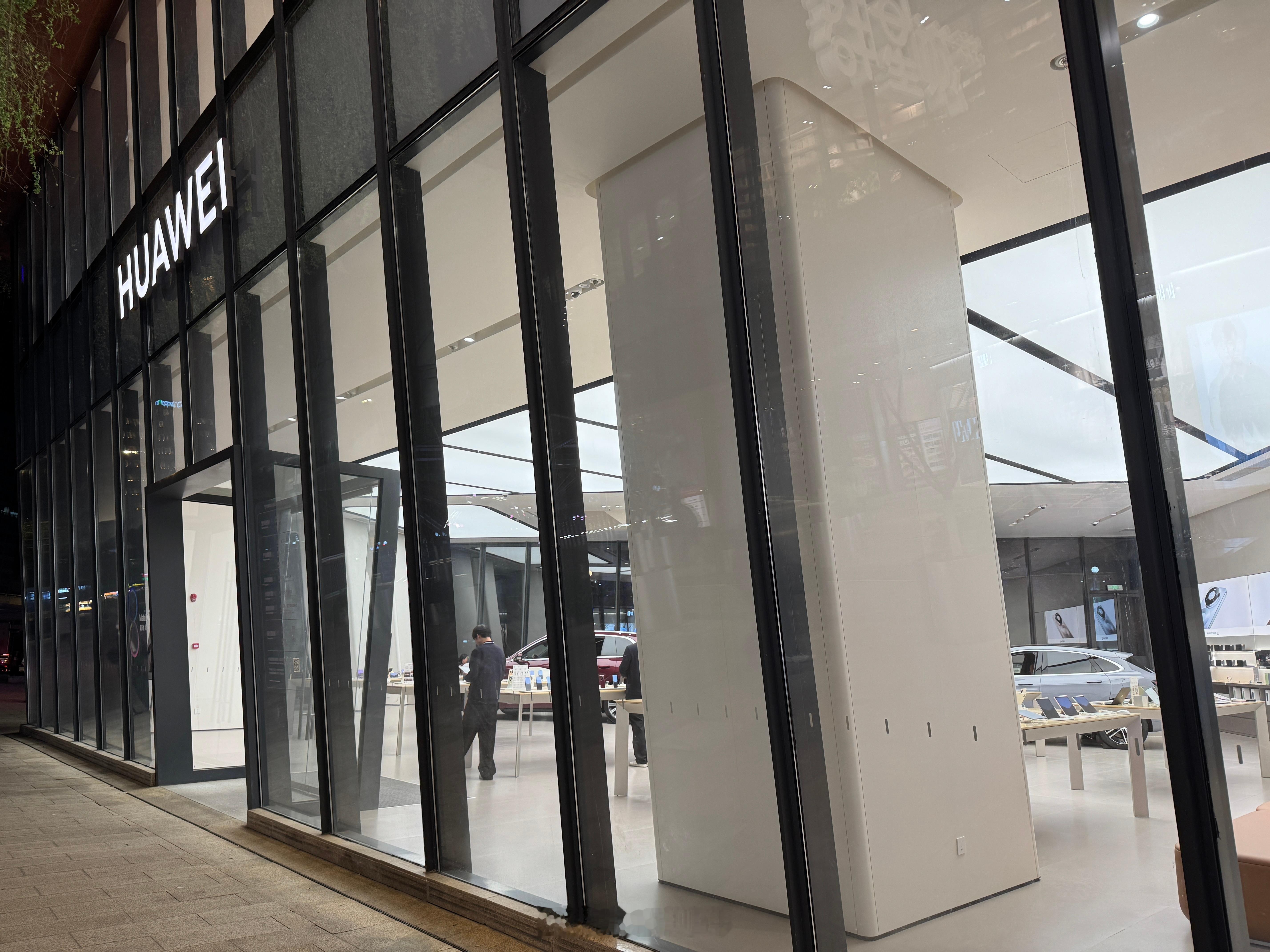 晚上吃完饭路过家华为，进来问了下能不能买Mate 80 Pro Max，说是目前