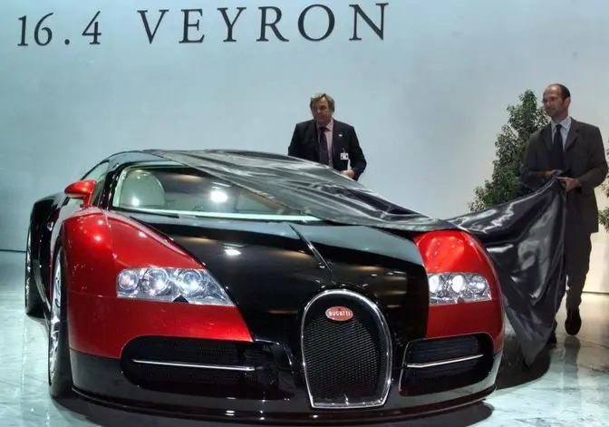 2001年9月法兰克福。Bugatti首次公布了威龙16.4 W16四...