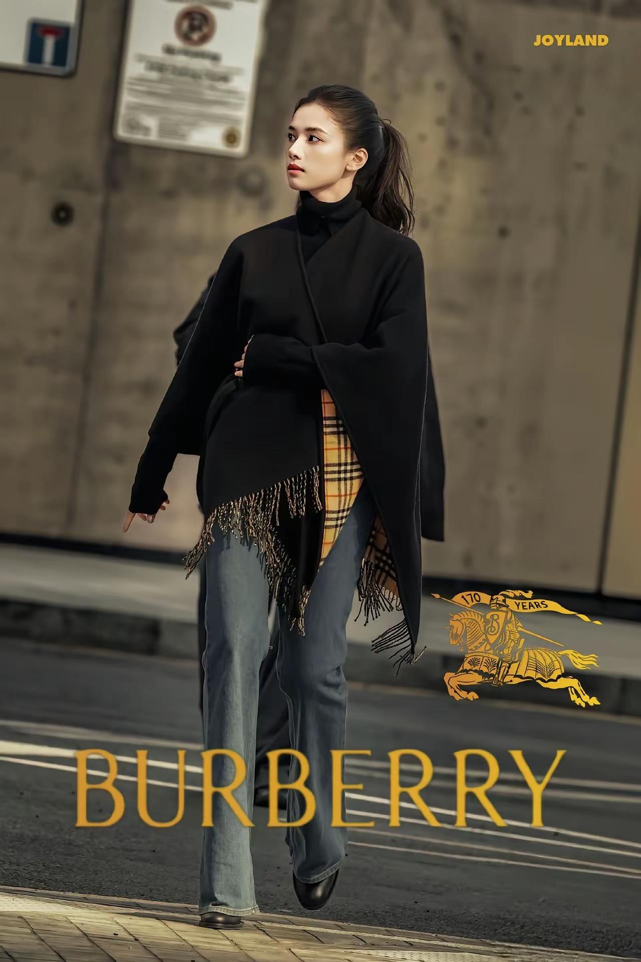 顶级美女，张婧仪身穿巴宝莉，气质高雅端庄靓丽。王楚然，简单朴素的棒球帽，英气逼人