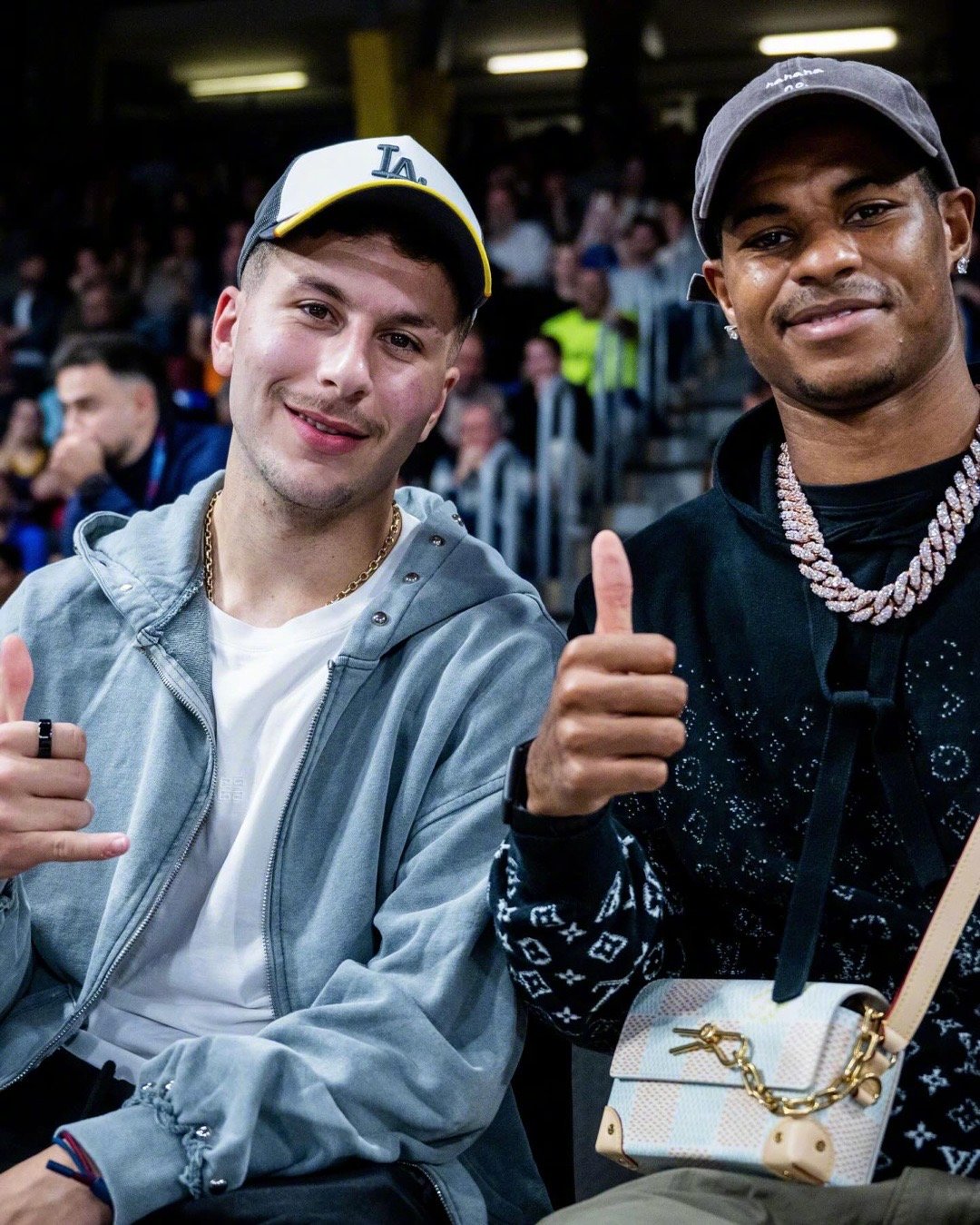 🧢今天也西海岸了😎🏀鲁尼与拉什福德现身帕劳体育馆，观看了巴萨男篮1️⃣3️