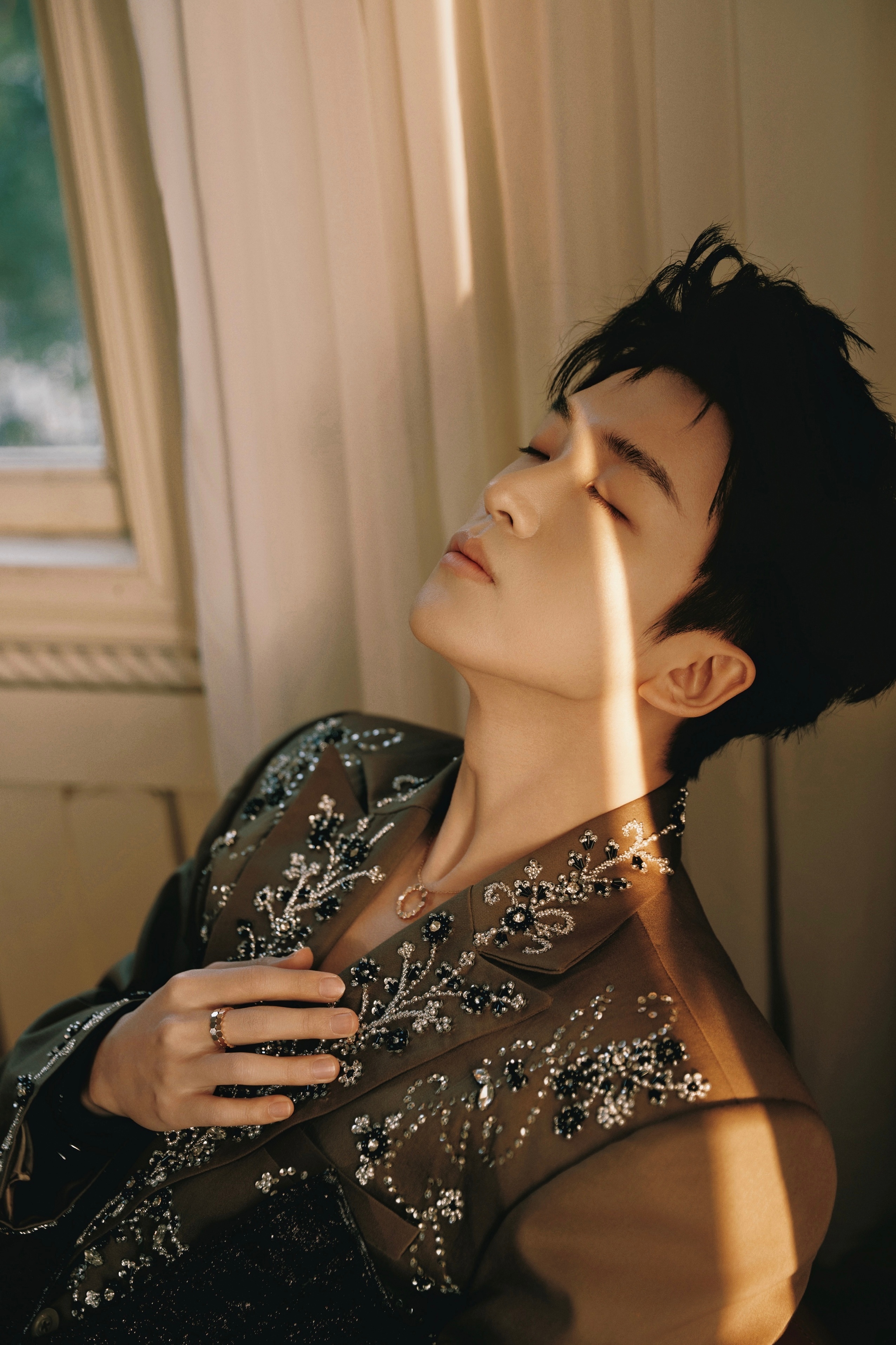 黄子弘凡 ×  抖音美好惊喜夜 舞台造型，一袭钻饰束腰定制套装搭配 CHAUME