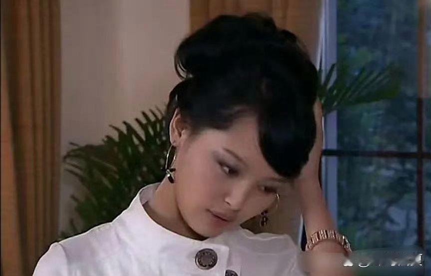 《丑女无敌》里的辛芷蕾，那时嘴唇没起泡，状态老好了，剧里表现超亮眼。 