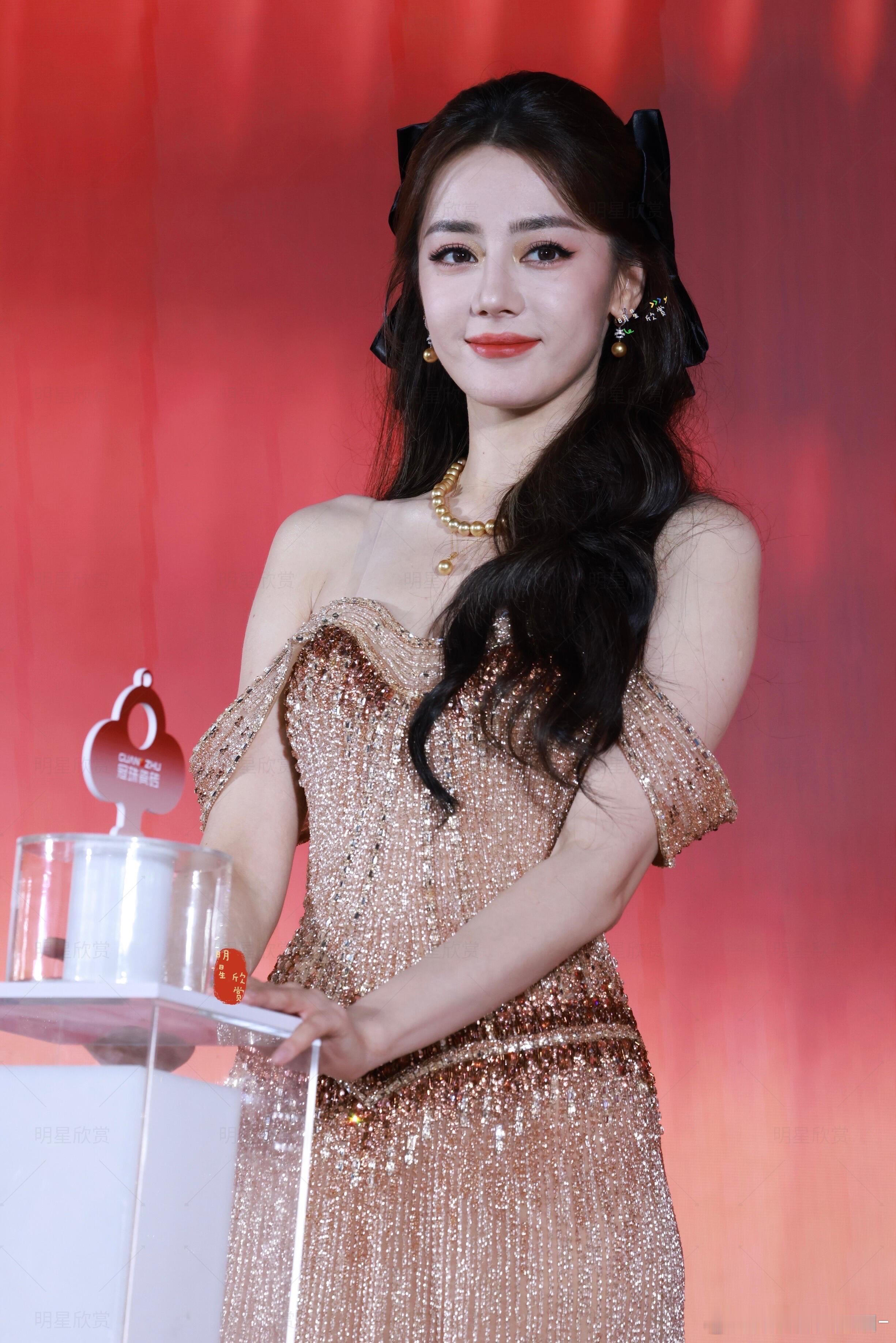 事业果然是女演员最好的养料，功夫女足票房21亿，迪丽热巴生图容光焕发的 
